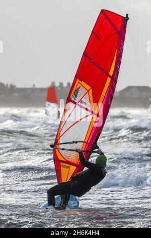 Windsurf sul Firth di Clyde, al largo della costa a Troon, Ayrshire, Scozia, Regno Unito Foto Stock