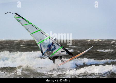 Windsurf sul Firth di Clyde, al largo della costa a Troon, Ayrshire, Scozia, Regno Unito Foto Stock