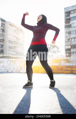Adolescente Medio Oriente donna in posa e scherzando durante la sua formazione Foto Stock