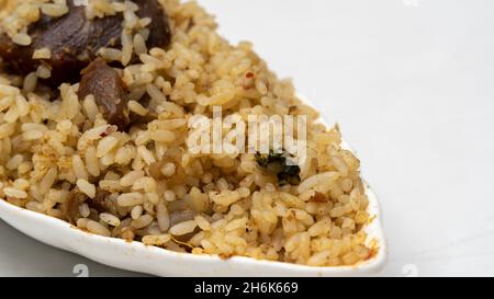 Primo piano Yummy Delicious Beef Biryani in una ciotola bianca. Stile tradizionale dello Sri Lanka. Foto Stock