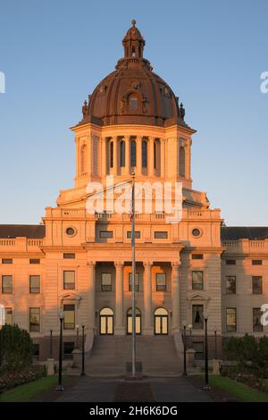 Il tramonto riscalda l'esterno dell'edificio del Campidoglio dello Stato del South Dakota a Pierre, South Dakota Foto Stock
