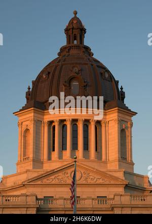 Il tramonto riscalda l'esterno dell'edificio del Campidoglio dello Stato del South Dakota a Pierre, South Dakota Foto Stock