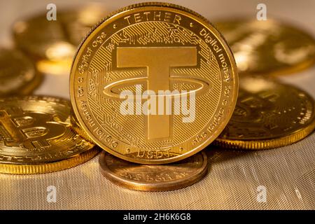 Concetto di moneta di Tether contro monete bitcoin d'oro e una moneta unica del dollaro USA. Il laccio è sostenuto dal dollaro USA e usato per il commercio delle monete di alt Foto Stock