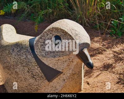 OMAHA, STATI UNITI D'AMERICA - Ott 14, 2021: Una scultura di uccelli al Bob Kerrey Pedestrian Bridge a Omaha, Nebraska Foto Stock