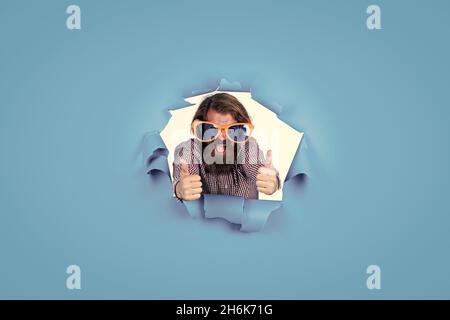 è il migliore. buon divertimento in festa. stile maschile. festeggia l'anniversario. goer party. uomo hipster con barba e baffi indossando occhiali Foto Stock
