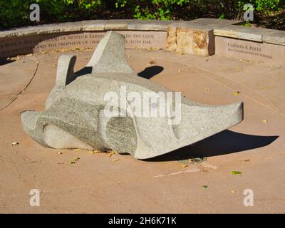 OMAHA, STATI UNITI D'AMERICA - Ott 14, 2021: Una scultura di elefante a Bob Kerrey Pedestrian Bridge a Omaha, Nebraska, Stati Uniti Foto Stock