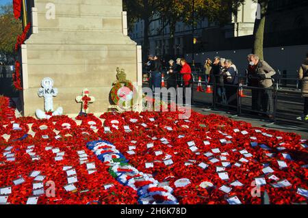 Londra, Regno Unito. 16 novembre 2021. Le persone si fermano a leggere le corone e i papaveri al Cenotaph a Whitehall 2 giorni dopo la domenica della memoria. Credit: JOHNNY ARMSTEAD/Alamy Live News Foto Stock