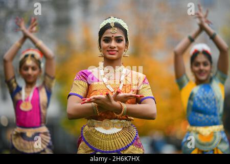 Edimburgo Scozia, Regno Unito novembre 16 2021. Edinburgh Diwali 2021 festeggiamenti varo a St Andrew Square. L'evento si svolgerà domenica 21 novembre con una sfilata da St Andrew Square a Castle Street alle 1.00, seguita da musica e danze nei West Princes Street Gardens. Credit sst/alamy live news Foto Stock