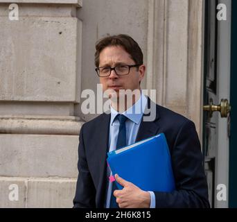 Londra, Regno Unito. 16 novembre 2021. Ministri presso il gabinetto, Alex Burghart MP, Ministro delle competenze, credito: Ian Davidson/Alamy Live News Foto Stock