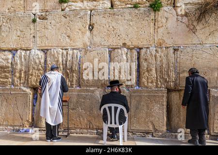 Gerusalemme, Israele - Gennaio 14: I fedeli ebrei ortodossi pregano al Muro del Pianto il 14 Gennaio 2020 a Gerusalemme Foto Stock