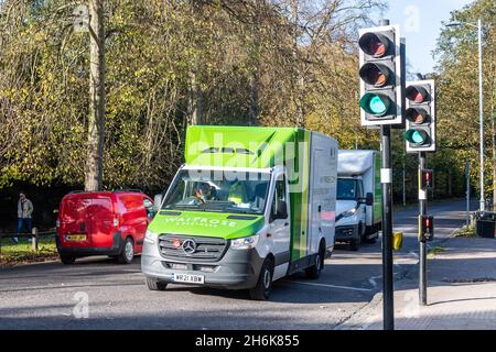 Waitrose furgoni per la consegna a domicilio a Cambridge, Regno Unito. Foto Stock