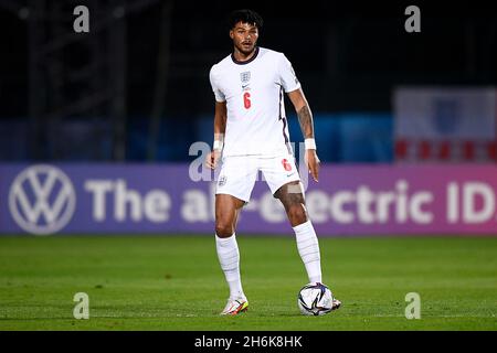 Serravalle, San Marino. 15 novembre 2021. I gesti di Tyrone Mings of England alla fine della partita di calcio dei Qualifier europei della Coppa del mondo FIFA 2022 tra San Marino e l'Inghilterra. Credit: Nicolò campo/Alamy Live News Foto Stock