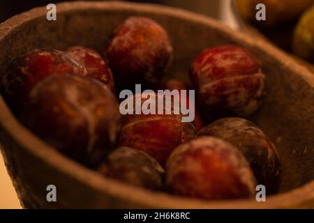 Deliziose prugne fresche naturali in una ciotola ecologica Foto Stock
