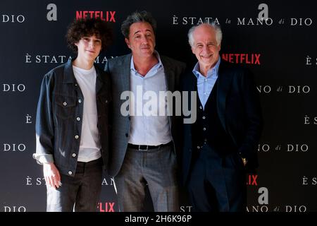 Da sinistra a destra gli attori del film Filippo Scotti, Paolo Sorrentino e toni Servillo durante la fotocall del film di Paolo Sorrentino con il cast, è stata la mano di Dio, premierata nella sua città natale, il film è il 2022 Oscar candidato per l'Italia, Ha vinto il Grand Jury Prize a Venezia e ha ricevuto il Leone d'Argento Foto Stock