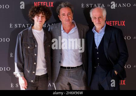 Da sinistra a destra gli attori del film Filippo Scotti, Paolo Sorrentino e toni Servillo durante la fotocall del film di Paolo Sorrentino con il cast, è stata la mano di Dio, premierata nella sua città natale, il film è il 2022 Oscar candidato per l'Italia, Ha vinto il Grand Jury Prize a Venezia e ha ricevuto il Leone d'Argento Foto Stock