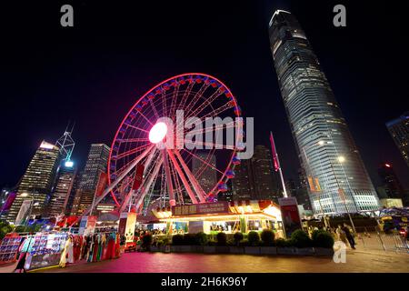 La ruota di osservazione di Hong Kong è una ruota panoramica situata sul fronte porto centrale di Hong Kong, vicino al Centro finanziario Internazionale (Hong Kong). Foto Stock