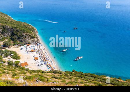 Vista aerea della spiaggia di Gjipe sulla costa adriatica - sabbia bianca, acque turchesi limpide, tipiche lungo la costa adriatica dalla Croazia all'Albania Foto Stock