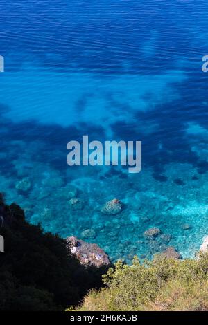 Vista aerea della spiaggia di Gjipe sulla costa adriatica - sabbia bianca, acque turchesi limpide, tipiche lungo la costa adriatica dalla Croazia all'Albania Foto Stock