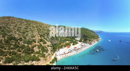 Vista aerea della spiaggia di Gjipe sulla costa adriatica - sabbia bianca, acque turchesi limpide, tipiche lungo la costa adriatica dalla Croazia all'Albania Foto Stock