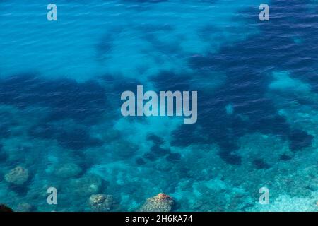 Vista aerea della spiaggia di Gjipe sulla costa adriatica - sabbia bianca, acque turchesi limpide, tipiche lungo la costa adriatica dalla Croazia all'Albania Foto Stock