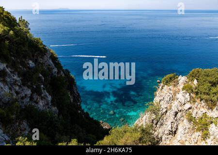 Vista aerea della spiaggia di Gjipe sulla costa adriatica - sabbia bianca, acque turchesi limpide, tipiche lungo la costa adriatica dalla Croazia all'Albania Foto Stock