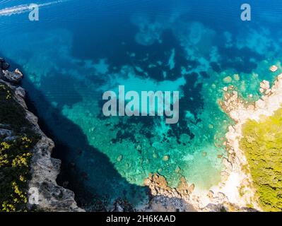 Vista aerea della spiaggia di Gjipe sulla costa adriatica - sabbia bianca, acque turchesi limpide, tipiche lungo la costa adriatica dalla Croazia all'Albania Foto Stock