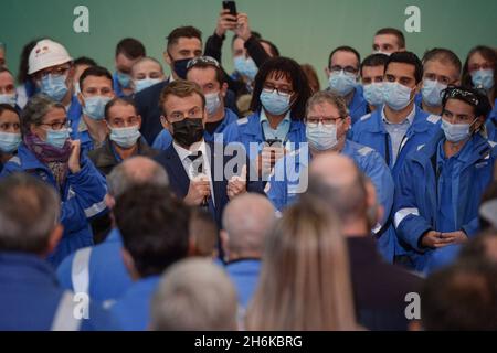 GENvia (Francia), 16 novembre 2021, nel quadro della Francia 2030, il presidente della Repubblica Emmanuel Macron ha visitato GENvia il 16 novembre 2021 a Beziers, nel dipartimento Herault, con il ministro della transizione ecologica Barbara PompiIi e il ministro dell'industria, Agnes Pannier-Runacher, Che sono stati accolti da Firenze Lambert, presidente di Genvia, Olivier Peyret presidente France Schlumberger et Luc Mas, direttore generale Cameron Schlumberger. Il Presidente ha visitato la linea di produzione, scambiato con i dipendenti. Creato nel marzo 2021 e frutto di una ricerca CEA e di una collaborazione con Foto Stock