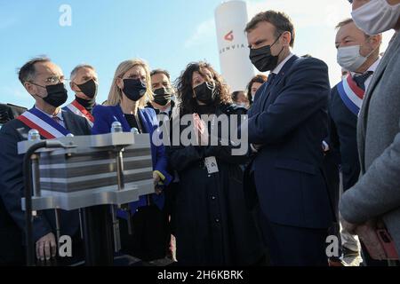 GENvia (Francia), 16 novembre 2021, nel quadro della Francia 2030, il presidente della Repubblica Emmanuel Macron ha visitato GENvia il 16 novembre 2021 a Beziers, nel dipartimento Herault, con il ministro della transizione ecologica Barbara PompiIi e il ministro dell'industria, Agnes Pannier-Runacher, Che sono stati accolti da Firenze Lambert, presidente di Genvia, Olivier Peyret presidente France Schlumberger et Luc Mas, direttore generale Cameron Schlumberger. Il Presidente ha visitato la linea di produzione, scambiato con i dipendenti. Creato nel marzo 2021 e frutto di una ricerca CEA e di una collaborazione con Foto Stock