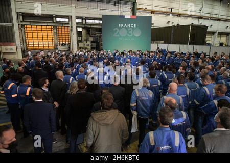 GENvia (Francia), 16 novembre 2021, nel quadro della Francia 2030, il presidente della Repubblica Emmanuel Macron ha visitato GENvia il 16 novembre 2021 a Beziers, nel dipartimento Herault, con il ministro della transizione ecologica Barbara PompiIi e il ministro dell'industria, Agnes Pannier-Runacher, Che sono stati accolti da Firenze Lambert, presidente di Genvia, Olivier Peyret presidente France Schlumberger et Luc Mas, direttore generale Cameron Schlumberger. Il Presidente ha visitato la linea di produzione, scambiato con i dipendenti. Creato nel marzo 2021 e frutto di una ricerca CEA e di una collaborazione con Foto Stock