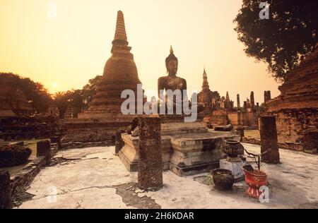 Tramonto sul Tempio Phra si Mahathat, Parco storico di Sukhothai, Thailandia Foto Stock