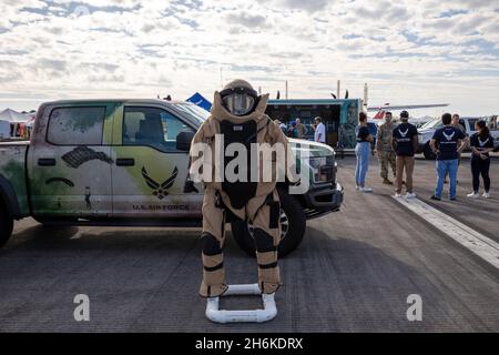 Stuart, Stati Uniti. 12 novembre 2021. Lo Stuart Air Show è un evento di tre giorni che si tiene dal 12 al 14 novembre 2021 a Witham Field, Stuart, Florida, caratterizzato da emozionanti performance di artisti noti a livello nazionale e da interessanti e storiche esposizioni statiche di aerei e veicoli. (Foto di Yaroslav Sabitov/YES Market Media/Sipa USA) Credit: Sipa USA/Alamy Live News Foto Stock