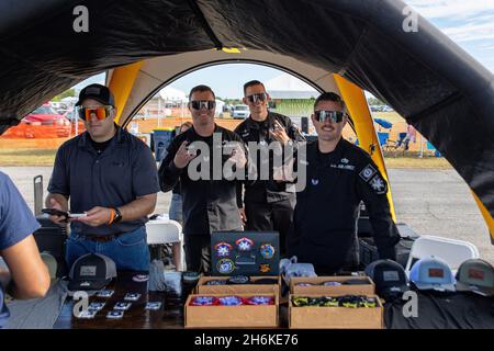 Stuart, Stati Uniti. 12 novembre 2021. Lo Stuart Air Show è un evento di tre giorni che si tiene dal 12 al 14 novembre 2021 a Witham Field, Stuart, Florida, caratterizzato da emozionanti performance di artisti noti a livello nazionale e da interessanti e storiche esposizioni statiche di aerei e veicoli. (Foto di Yaroslav Sabitov/YES Market Media/Sipa USA) Credit: Sipa USA/Alamy Live News Foto Stock