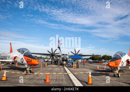 Stuart, Stati Uniti. 12 novembre 2021. Lo Stuart Air Show è un evento di tre giorni che si tiene dal 12 al 14 novembre 2021 a Witham Field, Stuart, Florida, caratterizzato da emozionanti performance di artisti noti a livello nazionale e da interessanti e storiche esposizioni statiche di aerei e veicoli. (Foto di Yaroslav Sabitov/YES Market Media/Sipa USA) Credit: Sipa USA/Alamy Live News Foto Stock