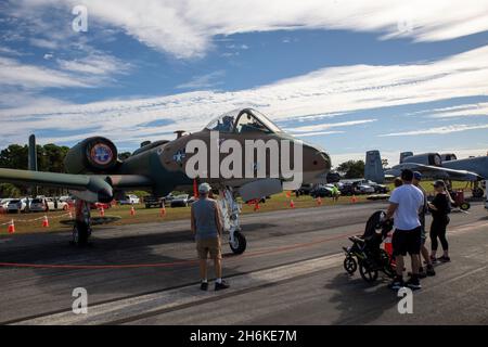 Stuart, Stati Uniti. 12 novembre 2021. Lo Stuart Air Show è un evento di tre giorni che si tiene dal 12 al 14 novembre 2021 a Witham Field, Stuart, Florida, caratterizzato da emozionanti performance di artisti noti a livello nazionale e da interessanti e storiche esposizioni statiche di aerei e veicoli. (Foto di Yaroslav Sabitov/YES Market Media/Sipa USA) Credit: Sipa USA/Alamy Live News Foto Stock