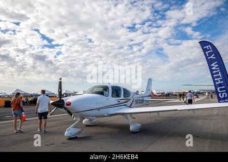 Stuart, Stati Uniti. 12 novembre 2021. Lo Stuart Air Show è un evento di tre giorni che si tiene dal 12 al 14 novembre 2021 a Witham Field, Stuart, Florida, caratterizzato da emozionanti performance di artisti noti a livello nazionale e da interessanti e storiche esposizioni statiche di aerei e veicoli. (Foto di Yaroslav Sabitov/YES Market Media/Sipa USA) Credit: Sipa USA/Alamy Live News Foto Stock