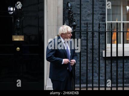 Londra, Inghilterra, Regno Unito. 16 novembre 2021. IL primo ministro britannico BORIS JOHNSON saluta il primo ministro greco KYRIAKOS MITSOTAKIS al 10 Downing Street. (Credit Image: © Tayfun Salci/ZUMA Press Wire) Foto Stock