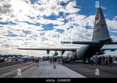 Stuart, Stati Uniti. 12 novembre 2021. Lo Stuart Air Show è un evento di tre giorni che si tiene dal 12 al 14 novembre 2021 a Witham Field, Stuart, Florida, caratterizzato da emozionanti performance di artisti noti a livello nazionale e da interessanti e storiche esposizioni statiche di aerei e veicoli. (Foto di Yaroslav Sabitov/YES Market Media/Sipa USA) Credit: Sipa USA/Alamy Live News Foto Stock