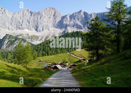 Un bellissimo villaggio alpino nella valle di Neustatt nella regione di Schladming-Dachstein in Austria (Stiria) Foto Stock