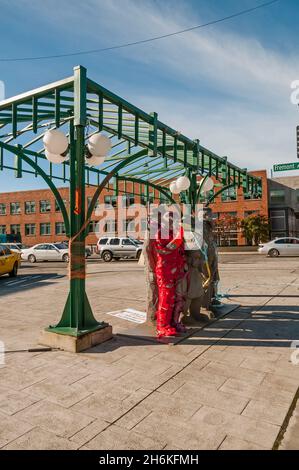 La scultura "People Waiting for the Interurban" di Richard S. Beyer a Fremont, Washington. Foto Stock