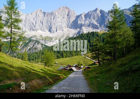 Un bellissimo villaggio alpino nella valle di Neustatt nella regione di Schladming-Dachstein in Austria (Stiria) Foto Stock