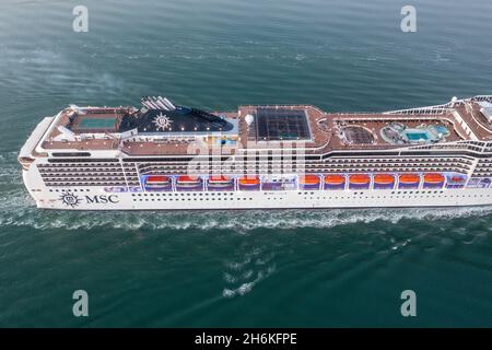 Vista aerea della parte MSC magnifica delle crociere MSC che arrivano al porto di Southampton la mattina presto. Foto Stock