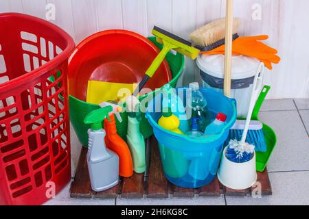 Varietà di prodotti per la pulizia a pavimento per la disinfezione Foto Stock