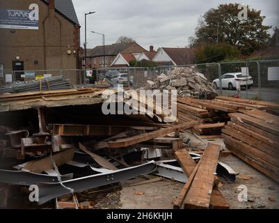 Cippenham, Slough, Berkshire, Regno Unito. 28 ottobre 2021. Un ex edificio per uffici e manutenzione auto in corso di demolizione sulla A4 a Cippenham in Slough. Il governo sta promuovendo il piano di sviluppo "Build Back Better" per la crescita in seguito alla pandemia del Covid-19. Molti edifici che vengono demoliti intorno Slough hanno nuovi appartamenti residenziali ad alta densità costruiti sui lotti con parcheggio molto limitato nella teoria che la gente userà la nuova linea di Elizabeth di Crossrail una volta che finalmente entra in funzione. Credit: Maureen McLean/Alamy Foto Stock