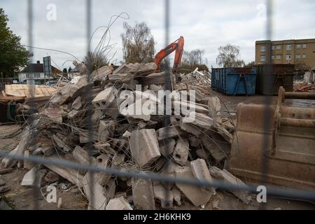 Cippenham, Slough, Berkshire, Regno Unito. 28 ottobre 2021. Un ex edificio per uffici e manutenzione auto in corso di demolizione sulla A4 a Cippenham in Slough. Il governo sta promuovendo il piano di sviluppo "Build Back Better" per la crescita in seguito alla pandemia del Covid-19. Molti edifici che vengono demoliti intorno Slough hanno nuovi appartamenti residenziali ad alta densità costruiti sui lotti con parcheggio molto limitato nella teoria che la gente userà la nuova linea di Elizabeth di Crossrail una volta che finalmente entra in funzione. Credit: Maureen McLean/Alamy Foto Stock