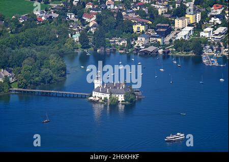 Vista panoramica del castello medievale Schloss Ort Orth sul lago Traunsee a Gmunden alta Austria Foto Stock