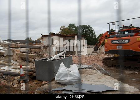 Cippenham, Slough, Berkshire, Regno Unito. 28 ottobre 2021. Un ex edificio per uffici e manutenzione auto in corso di demolizione sulla A4 a Cippenham in Slough. Il governo sta promuovendo il piano di sviluppo "Build Back Better" per la crescita in seguito alla pandemia del Covid-19. Molti edifici che vengono demoliti intorno Slough hanno nuovi appartamenti residenziali ad alta densità costruiti sui lotti con parcheggio molto limitato nella teoria che la gente userà la nuova linea di Elizabeth di Crossrail una volta che finalmente entra in funzione. Credit: Maureen McLean/Alamy Foto Stock