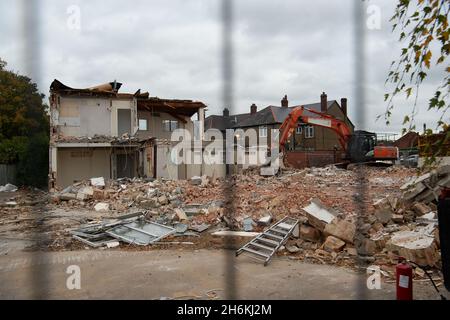 Cippenham, Slough, Berkshire, Regno Unito. 28 ottobre 2021. Un ex edificio per uffici e manutenzione auto in corso di demolizione sulla A4 a Cippenham in Slough. Il governo sta promuovendo il piano di sviluppo "Build Back Better" per la crescita in seguito alla pandemia del Covid-19. Molti edifici che vengono demoliti intorno Slough hanno nuovi appartamenti residenziali ad alta densità costruiti sui lotti con parcheggio molto limitato nella teoria che la gente userà la nuova linea di Elizabeth di Crossrail una volta che finalmente entra in funzione. Credit: Maureen McLean/Alamy Foto Stock