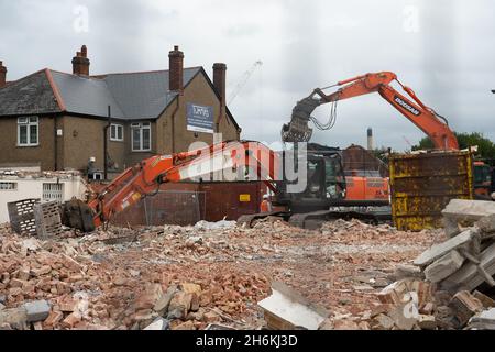 Cippenham, Slough, Berkshire, Regno Unito. 28 ottobre 2021. Un ex edificio per uffici e manutenzione auto in corso di demolizione sulla A4 a Cippenham in Slough. Il governo sta promuovendo il piano di sviluppo "Build Back Better" per la crescita in seguito alla pandemia del Covid-19. Molti edifici che vengono demoliti intorno Slough hanno nuovi appartamenti residenziali ad alta densità costruiti sui lotti con parcheggio molto limitato nella teoria che la gente userà la nuova linea di Elizabeth di Crossrail una volta che finalmente entra in funzione. Credit: Maureen McLean/Alamy Foto Stock