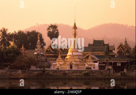 Tempio di Wat Jong Klang all'alba, Mae Hong Son, Thailandia Foto Stock