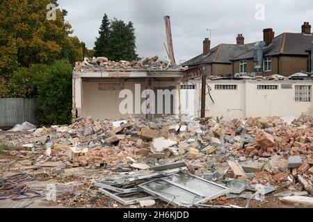 Cippenham, Slough, Berkshire, Regno Unito. 28 ottobre 2021. Un ex edificio per uffici e manutenzione auto in corso di demolizione sulla A4 a Cippenham in Slough. Il governo sta promuovendo il piano di sviluppo "Build Back Better" per la crescita in seguito alla pandemia del Covid-19. Molti edifici che vengono demoliti intorno Slough hanno nuovi appartamenti residenziali ad alta densità costruiti sui lotti con parcheggio molto limitato nella teoria che la gente userà la nuova linea di Elizabeth di Crossrail una volta che finalmente entra in funzione. Credit: Maureen McLean/Alamy Foto Stock